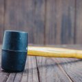 Energetische Hilfsmittel im Alltag: Wie Amulette, Räucherwerk und Kristalle wirken