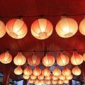 Licht und Schatten: Beleuchtungskonzepte für Wege und Wasser im Feng Shui-Garten