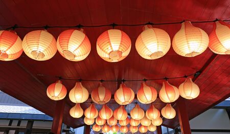 Licht und Schatten: Beleuchtungskonzepte für Wege und Wasser im Feng Shui-Garten